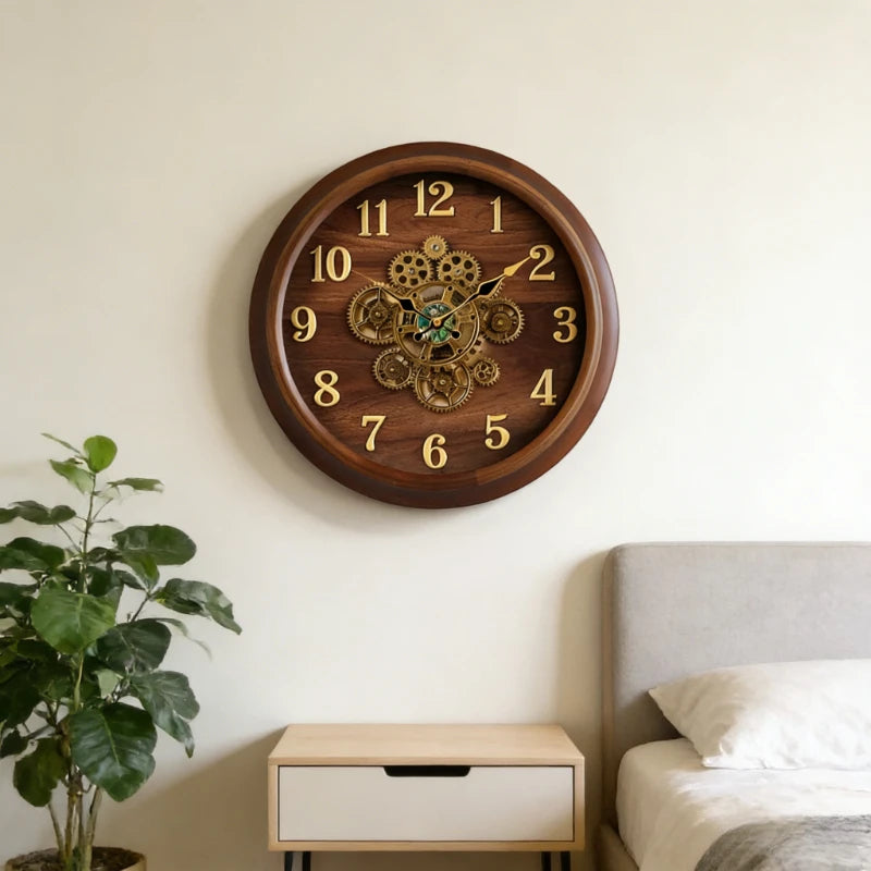Horloge murale blanche avec mécanisme exposé pour décoration intérieure