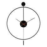 Horloge murale moderne avec anneau unique en salon