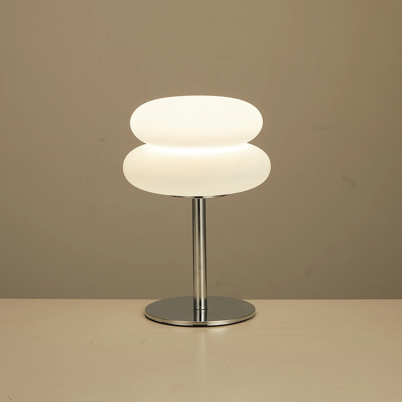 Lampe de chevet noire dans une chambre à coucher élégante