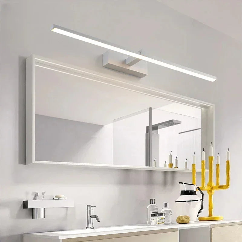 Applique murale LED noire éclairant un miroir de salle de bain