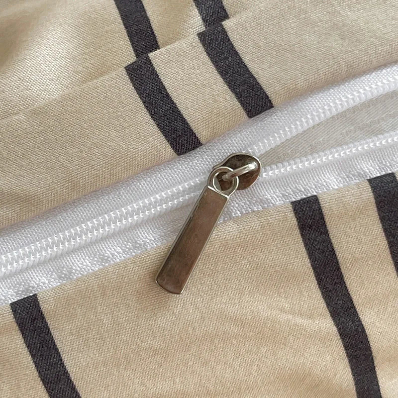 Parure de lit rayée dans une chambre décorée avec style moderne