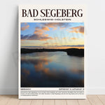 Cette image représente un magnifique paysage panoramique de la ville de Bad Segeberg en Allemagne, avec une vue imprenable sur un lac tranquille et des nuages colorés à l'horizon.