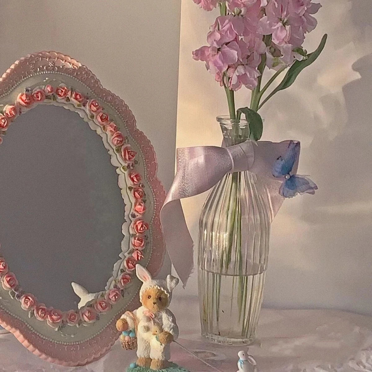 Miroir baroque ovale rose posé sur bureau