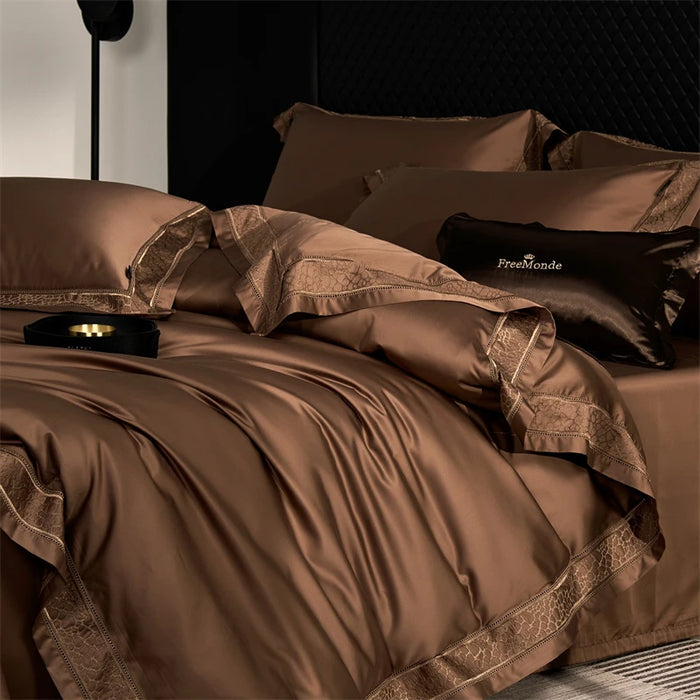 Parure de lit brodée marron luxe 4 pièces sur un lit