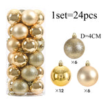 Détail des boules rouges et dorées sur sapin Noël