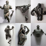 Sculpture homme grimpant traversant le mur imitation cuivre résine