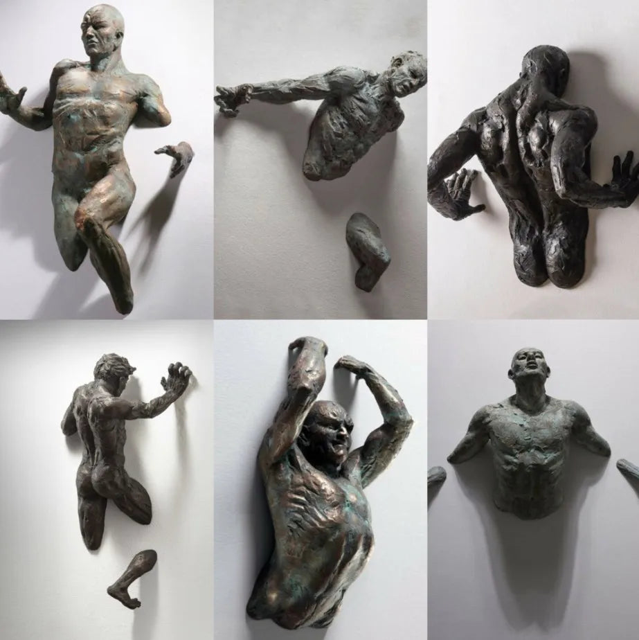 Sculpture homme grimpant traversant le mur imitation cuivre résine