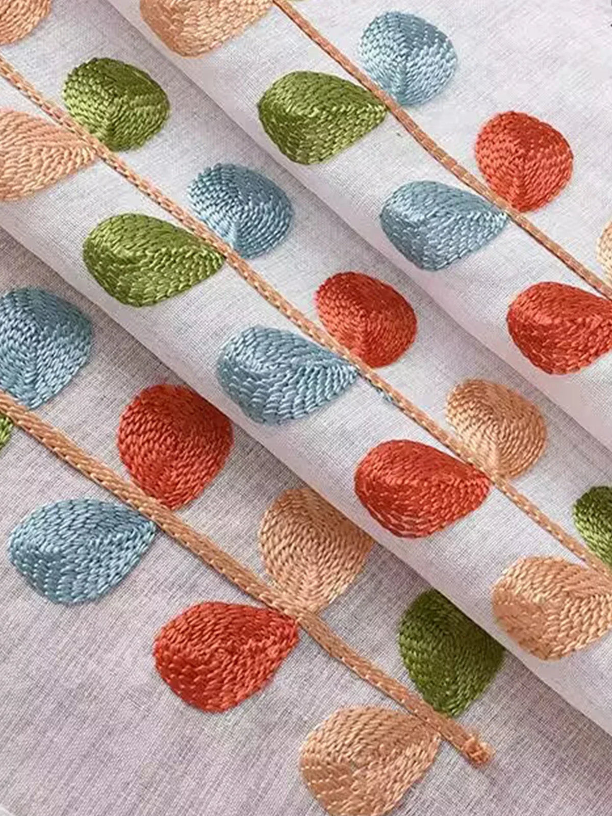 Cantonnière en voile blanc dans un intérieur moderne