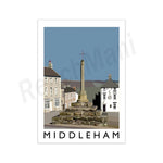 L'image représente une scène urbaine de Middleham, avec des bâtiments historiques et un monument central sous un ciel bleu.