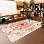 Un tapis richement décoré de roses rouges et de papillons sur fond blanc, dans un salon moderne avec canapé en cuir et bibliothèque.