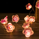 Détail des fleurs de cerisier lumineuses de la guirlande