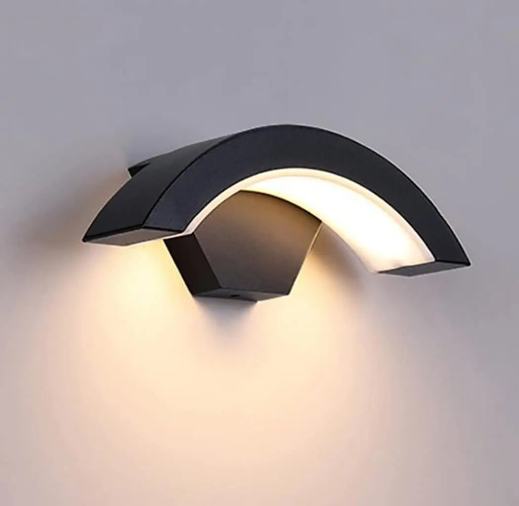 Applique murale extérieure LED noire moderne sur mur de terrasse