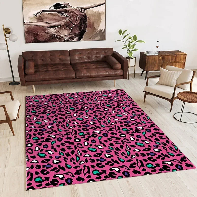 Tapis de luxe rose vif avec motif de léopard élégant, créant une ambiance chic et tendance dans cette pièce de style contemporain.