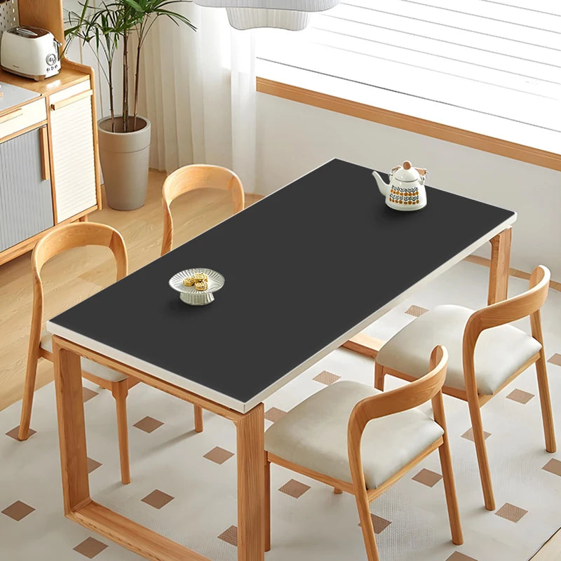 Grand tapis de table silicone noir 120x60cm sur comptoir cuisine