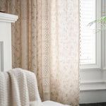 Détail du motif floral et de la texture tricotée du rideau