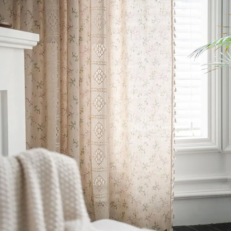 Détail du motif floral et de la texture tricotée du rideau