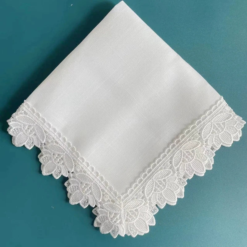 Mouchoir en coton blanc avec dentelle blanche élégante sur les bords.