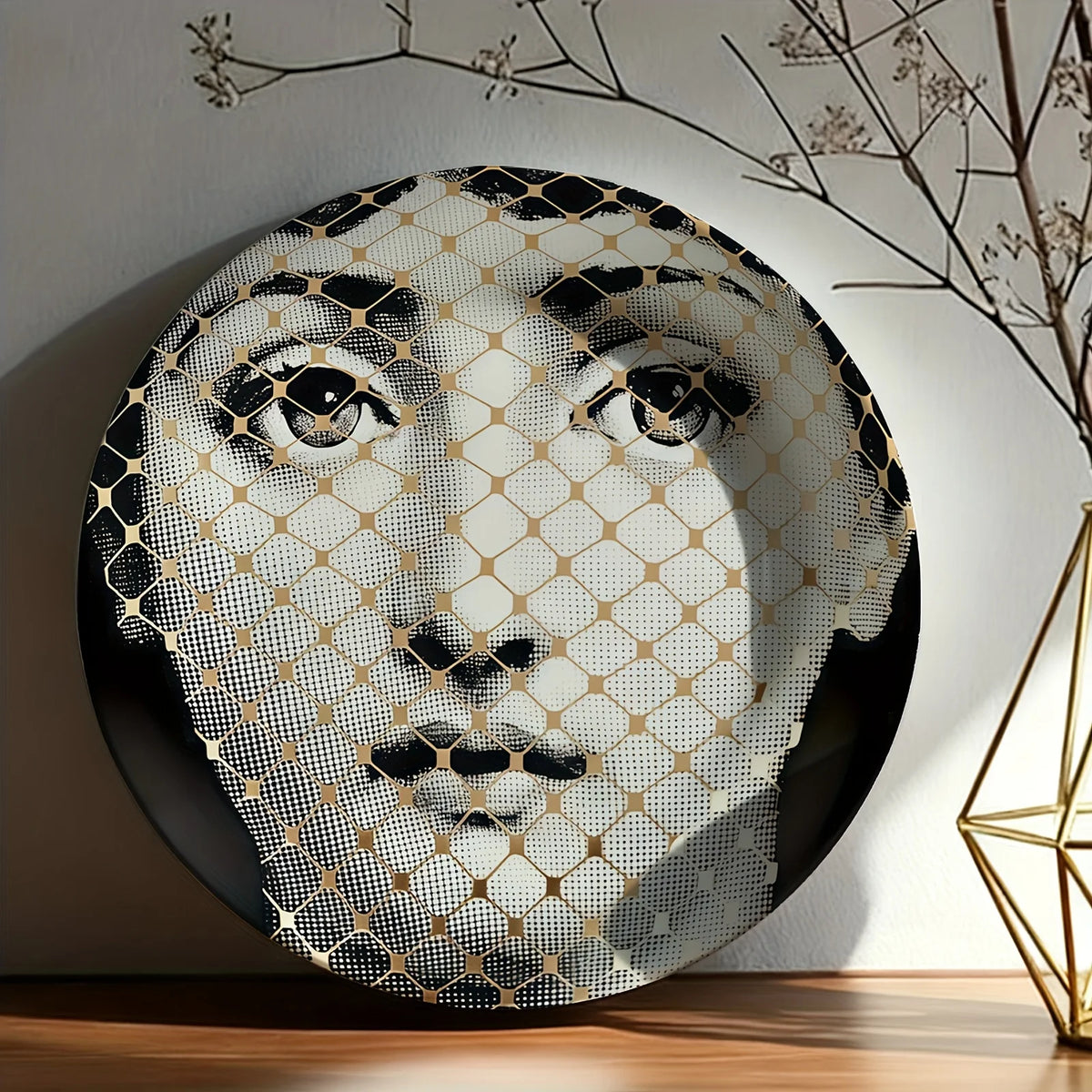 Assiette murale gris clair accrochée dans un bureau élégant avec décoration minimaliste