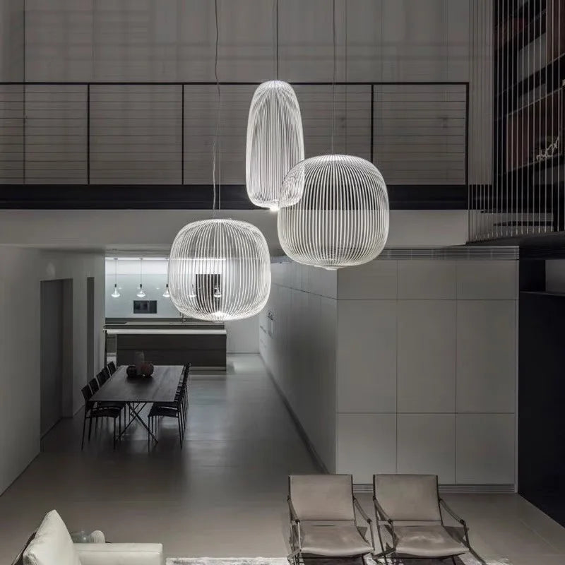 Lustre suspension industriel suspendu au-dessus d'une table à manger