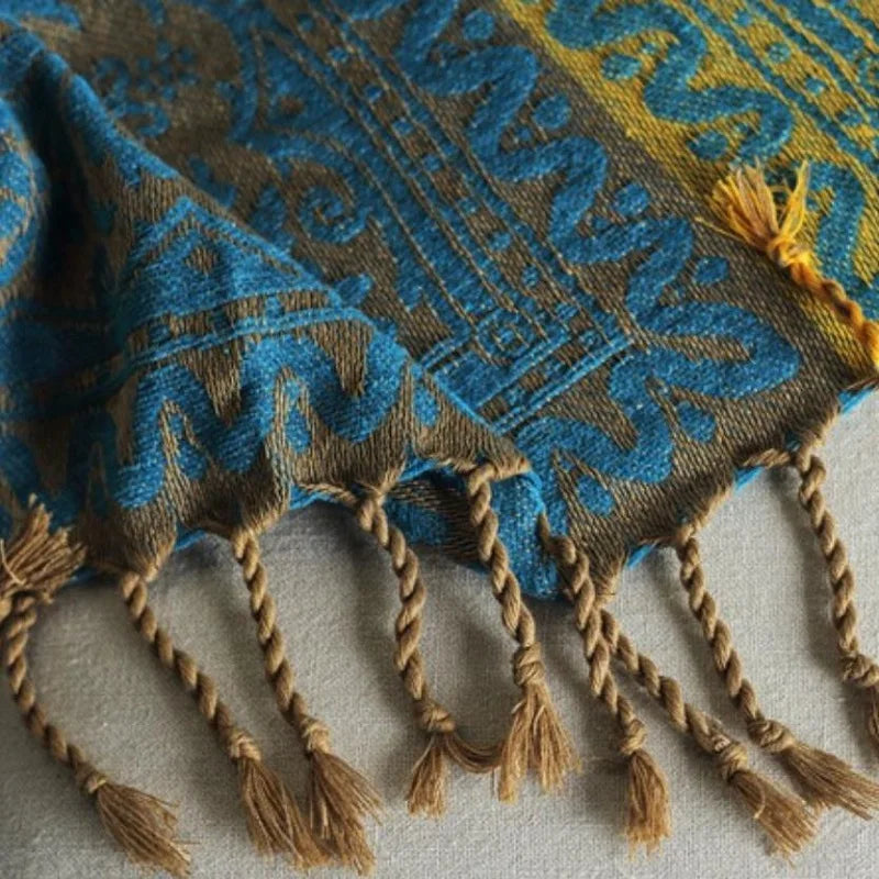 Détail des pompons du jeté de canapé chic