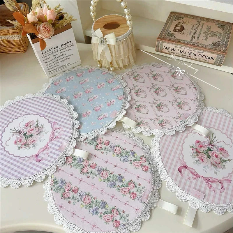 Détail du set de table rose en cuir synthétique