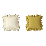 Deux coussins décoratifs carrés avec des volants, l'un de couleur crème et l'autre de couleur jaune moutarde.