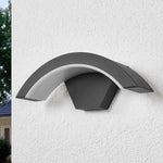 Installation de l'applique murale extérieure dans un jardin