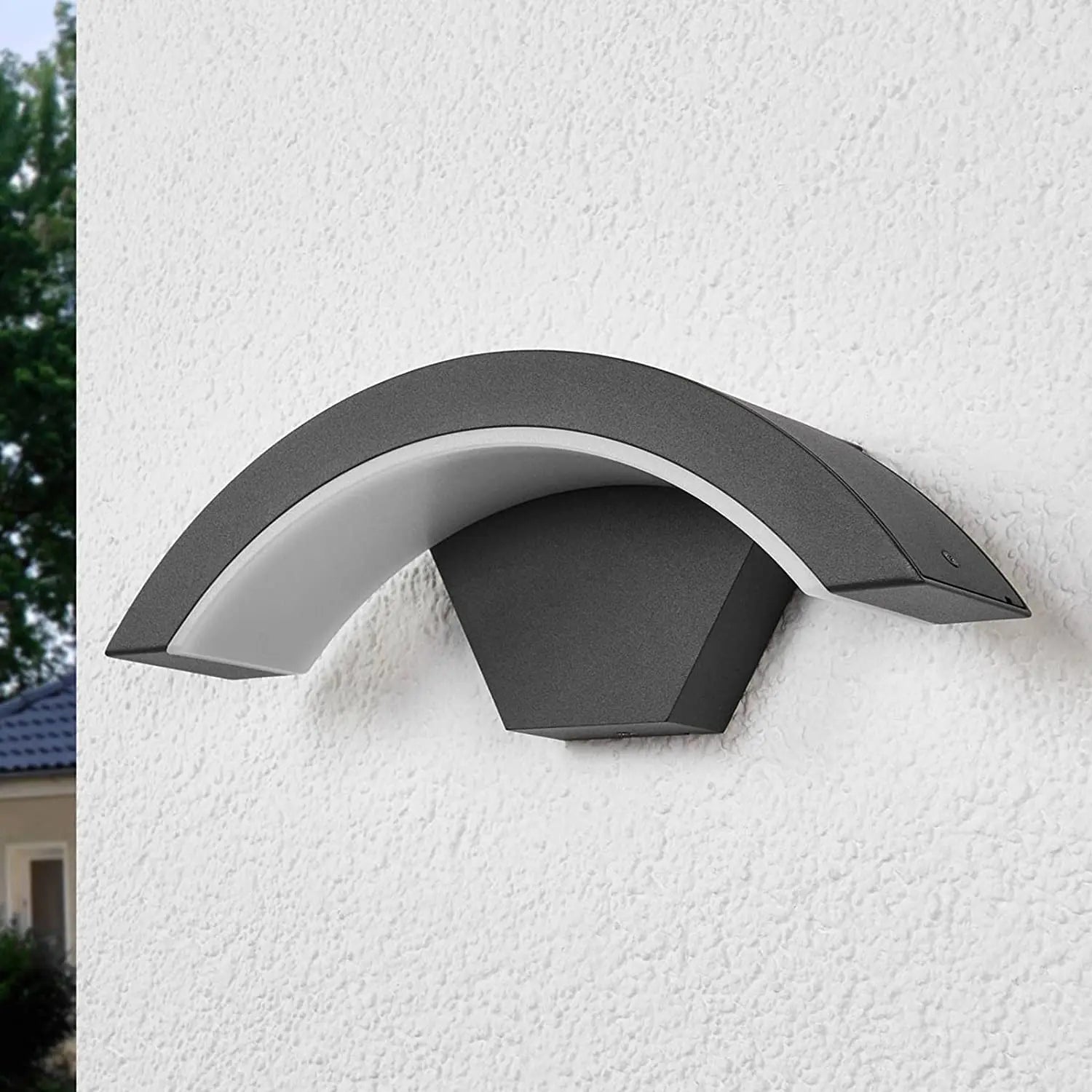 Installation de l'applique murale extérieure dans un jardin