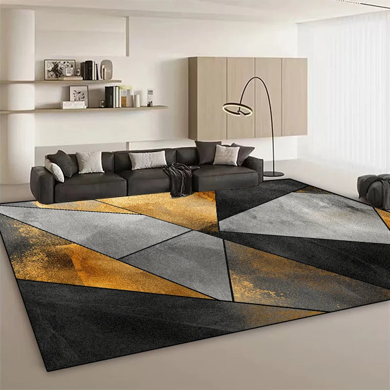 Tapis moderne avec motifs géométriques noirs et dorés dans un salon élégant et lumineux.