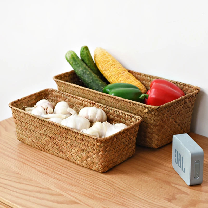 Panier rectangulaire en rotin utilisé pour organiser des fruits et cosmétiques