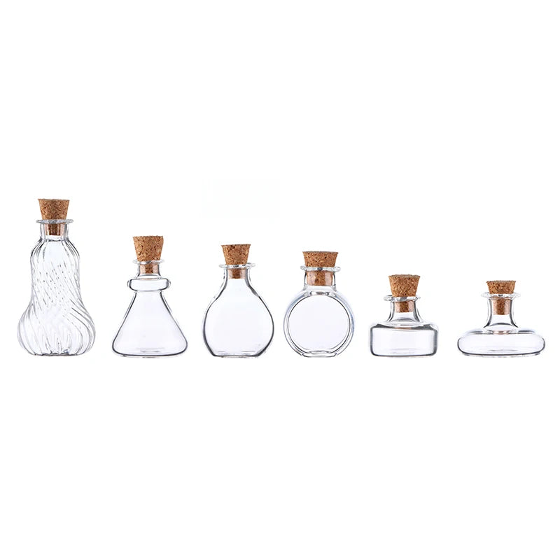 Collection de mini vases en verre de différentes couleurs sur étagère miniature