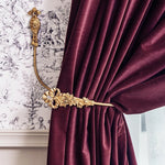 Crochet décoratif rétro doré sur mur blanc