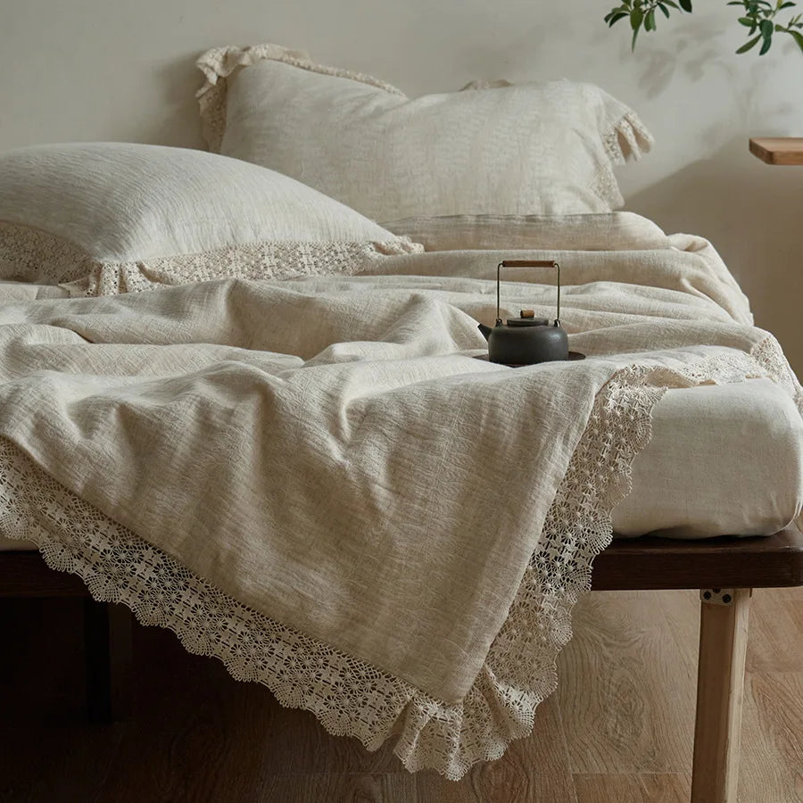 Couette d'été en gaze de coton et lin vert armée avec dentelle Jacquard sur un lit