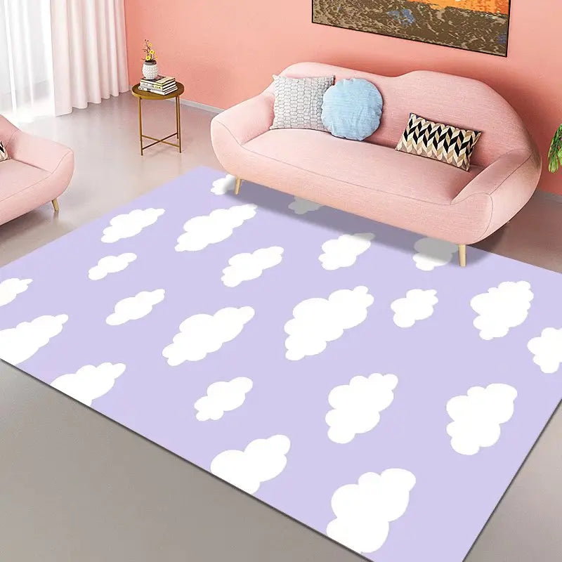 Cette image représente un intérieur chaleureux et douillet, avec un canapé rose pastel et des coussins colorés. Le sol est recouvert d'un tapis violet clair décoré de nuages blancs, créant une ambiance apaisante et nuageuse.