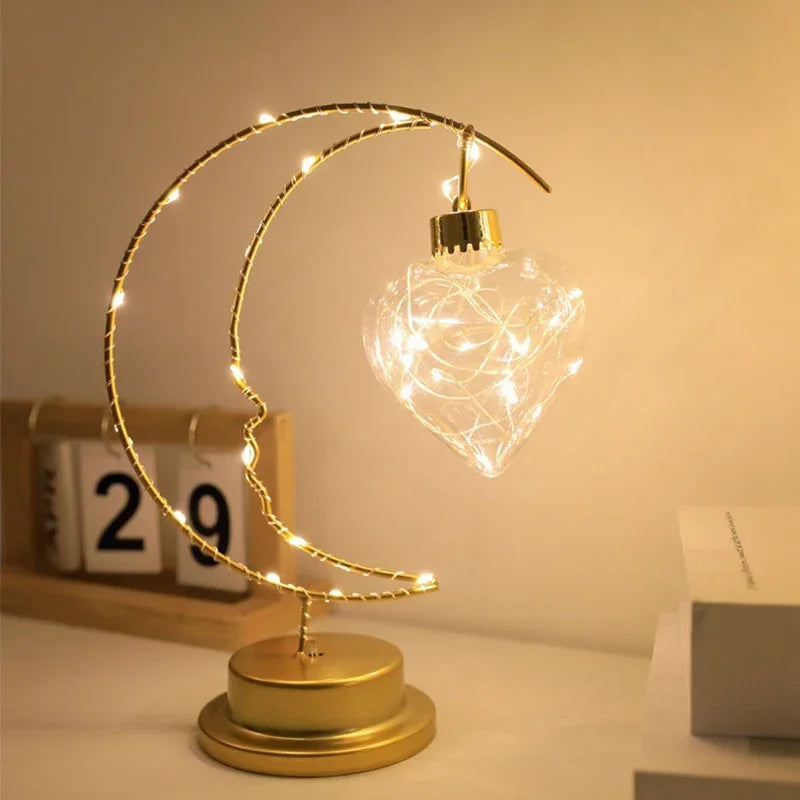 Lampe de chevet LED lune etoiles couleur or sur table de nuit