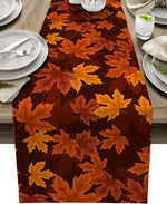 Ce chemin de table en automne est orné d'un motif de feuilles d'érable aux couleurs chaudes et accueillantes, créant une ambiance conviviale et saisonnière pour la table.