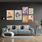 Le salon accueillant avec son canapé bleu, ses accessoires décoratifs et ses affiches d'art moderne crée une ambiance chaleureuse et harmonieuse.
