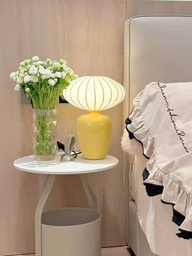 Lampe de bureau rétro en céramique sur un bureau moderne