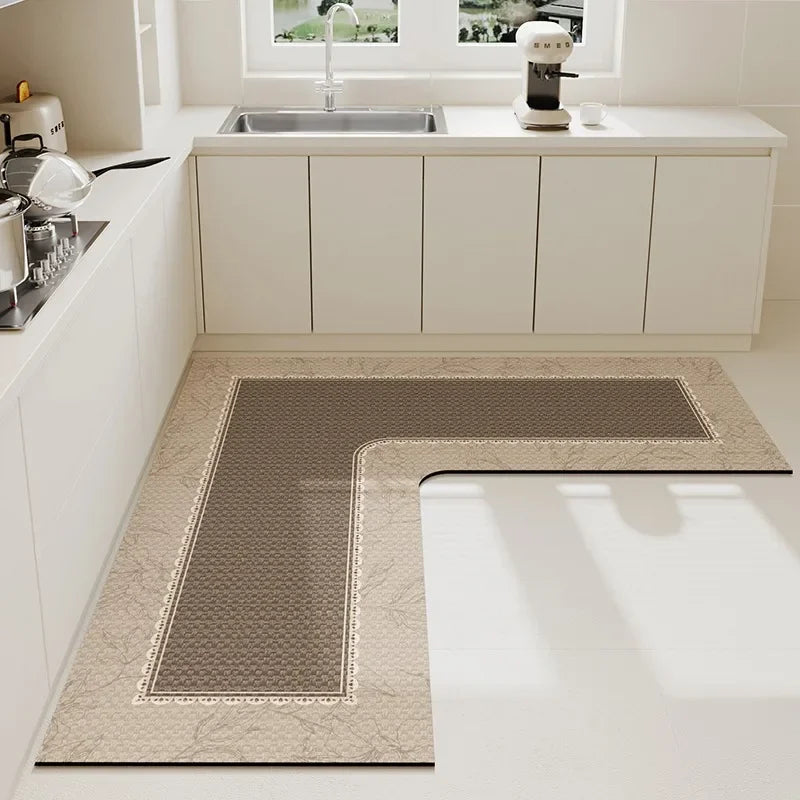 Élégante cuisine blanche moderne avec un tapis de sol texturé en beige et gris.