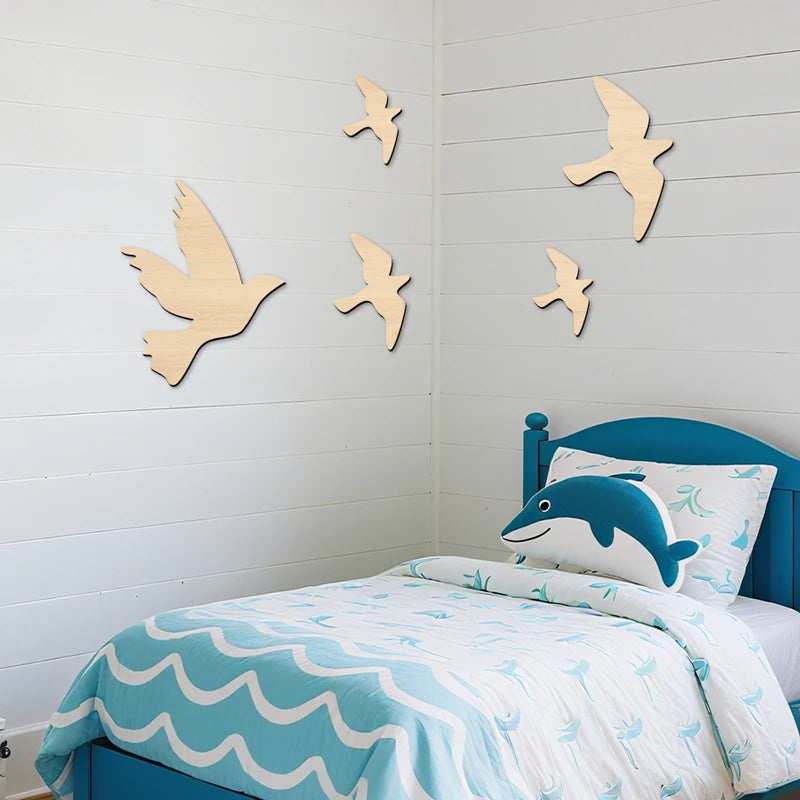 Détail des mouettes en vol sur panneau bois