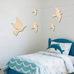 Détail des mouettes en vol sur panneau bois