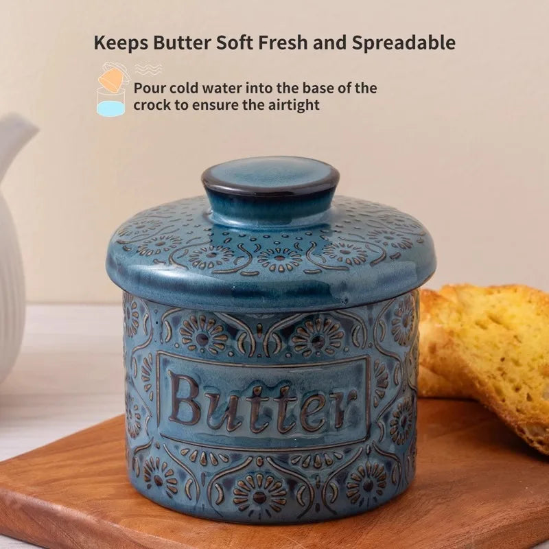 Beurrier à eau en céramique fleurie bleue sur table en bois