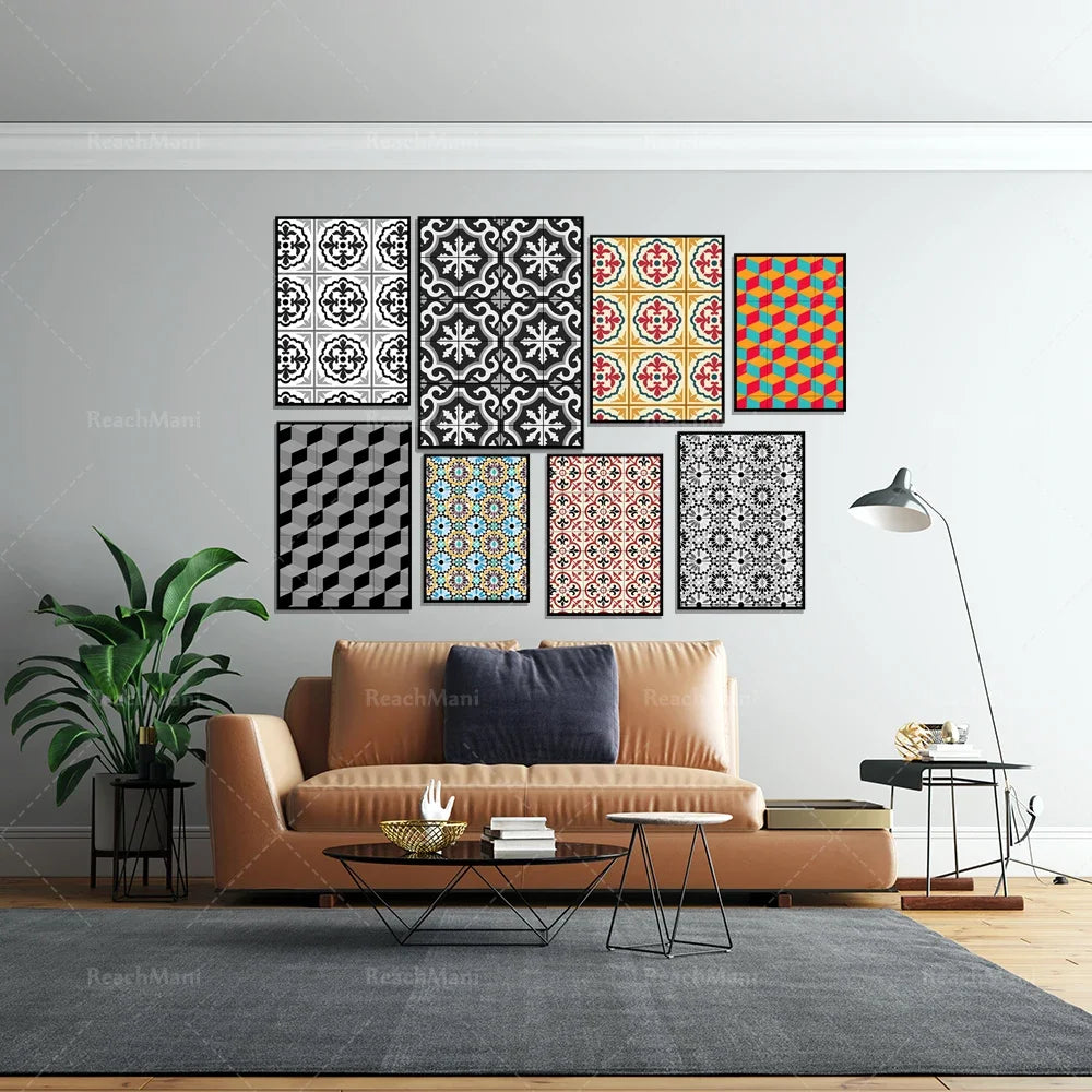 Décoration murale composée de motifs décoratifs géométriques et floraux dans un salon moderne avec un canapé en cuir, une table basse et une lampe de sol.