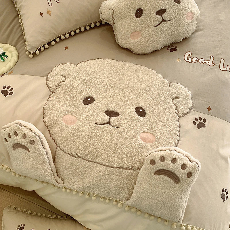 Chambre enfant avec housse ours brodé