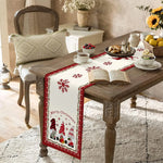 Table de café d'hiver élégante avec décorations de Noël, livres, tasse de thé et pâtisseries.