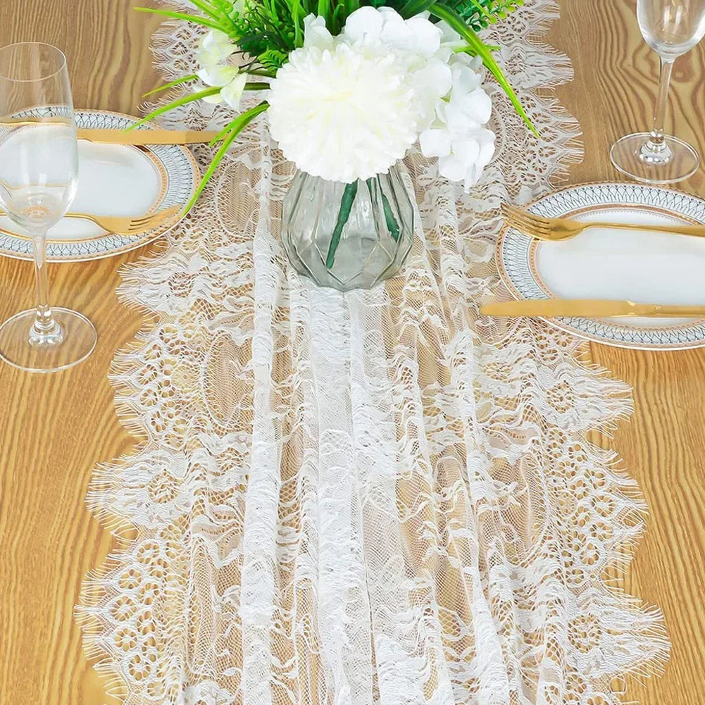 Chemin de table dentelle sur table en bois