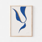 Composition abstraite de formes organiques bleues et dorées, créant une représentation dynamique et élégante.