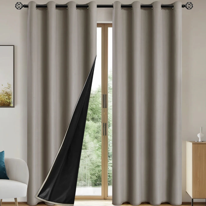 Rideaux occultants modernes en gris clair avec doublure foncée, idéal pour la chambre à coucher ou le salon. Parfaite isolation thermique et phonique, ces rideaux élégants et fonctionnels garantissent une obscurité optimale tout en améliorant la décoration intérieure. Conçus avec des œillets pour une installation facile sur n'importe quelle tringle à rideaux. Ajoutez une touche de sophistication à votre espace avec ces rideaux contemporains bien conçus.