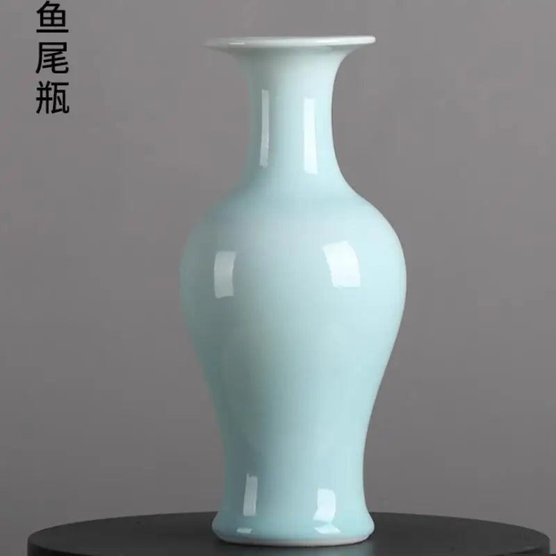 Vase en céramique de couleur vert pâle d'un style épuré et élégant.