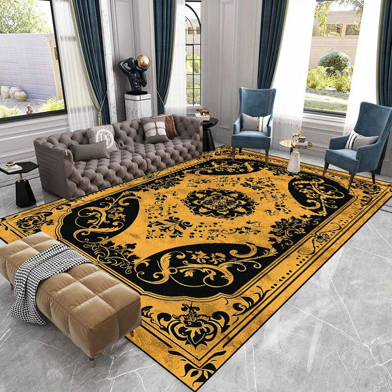 Le tapis ornementé d'un motif floral décoratif sur un fond doré crée une ambiance élégante dans ce salon lumineux.